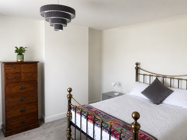 Large  room/5 mins walk to Train station/Bills inc Main Photo