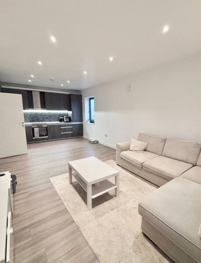 Modern 2 bed flat - 1 double room available Main Photo