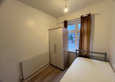 Single room available to move in ub8 Main Photo