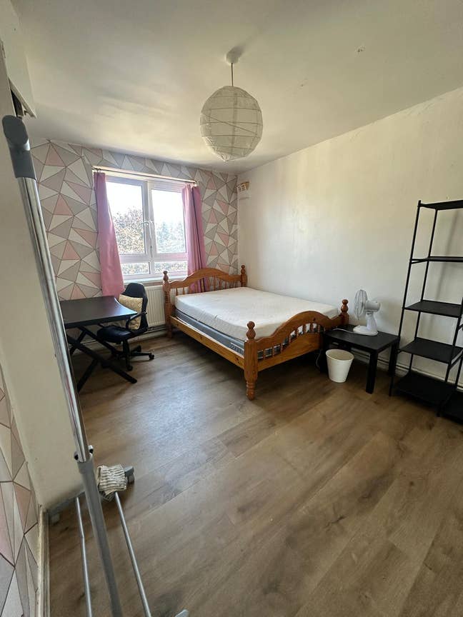 A spacious double room near station all included Main Photo
