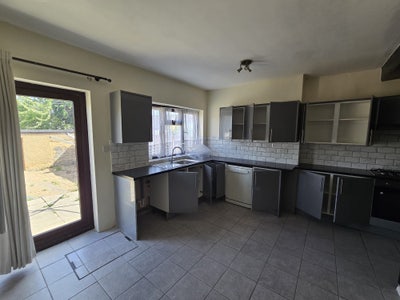 Spacious Double Rooms in 4-Bedroom House Share Main Photo