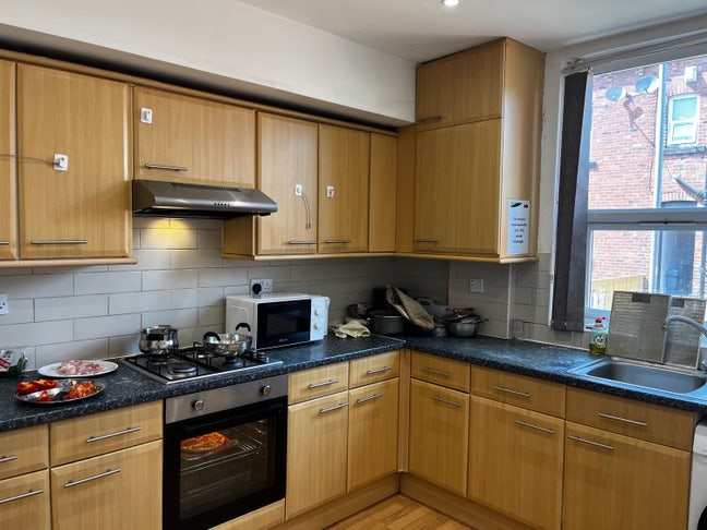 2 Double Bedroom Available : Near Headingley  Main Photo
