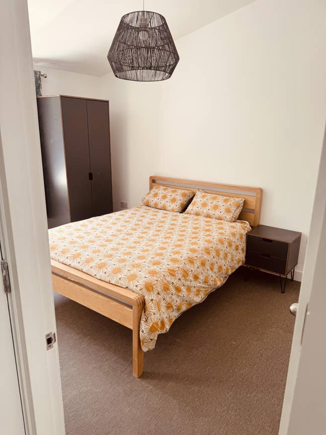 Spacious King-Size Bedroom with Private En-Suite – Main Photo