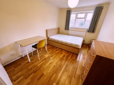 Double room 4 min walk to Canning Town station  Main Photo