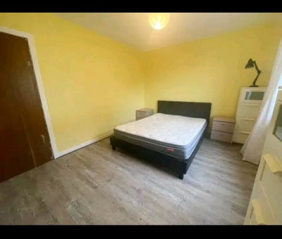  Spacious  double  room &pound;330pcm  ka20  Main Photo