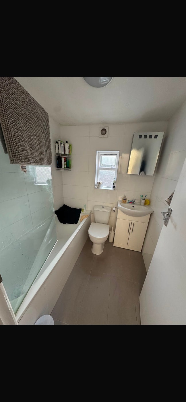 1 room in a house in Oval  Main Photo