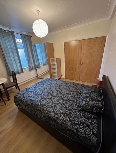 Spacious room available in NW2 Main Photo