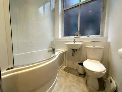 One-Bedroom Apartment – County House, Leeds City. Main Photo