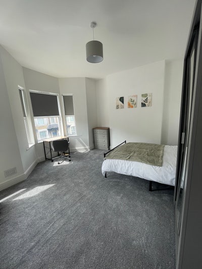 Newly Refurbished Professional House Share Main Photo