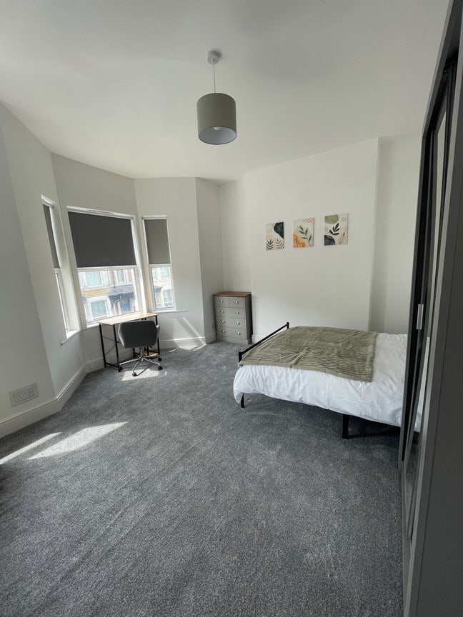 Newly Refurbished Professional House Share Main Photo