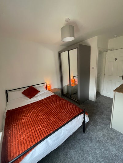 Newly Refurbished Professional House Share Main Photo