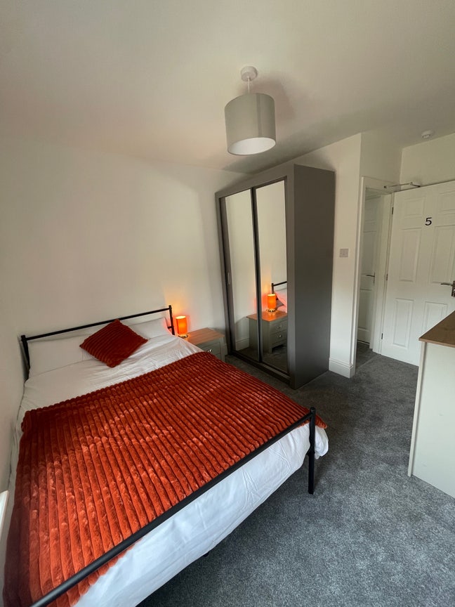 Newly Refurbished Professional House Share Main Photo
