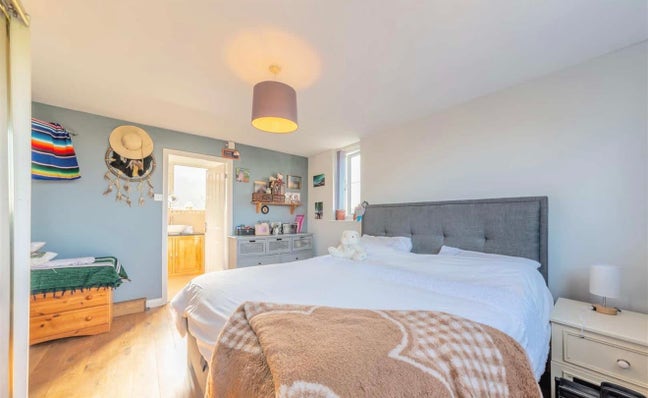 Spacious Rooms Available in Beautiful Shared House Main Photo