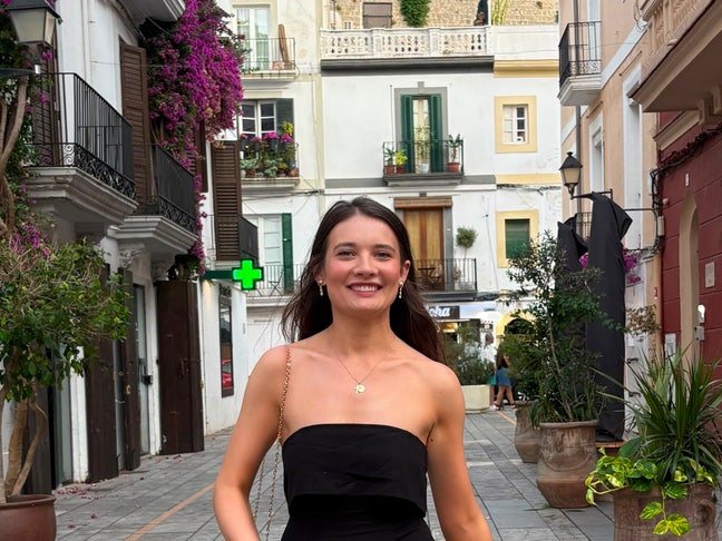 I am a professional female aged 28 looking fo... Main Photo