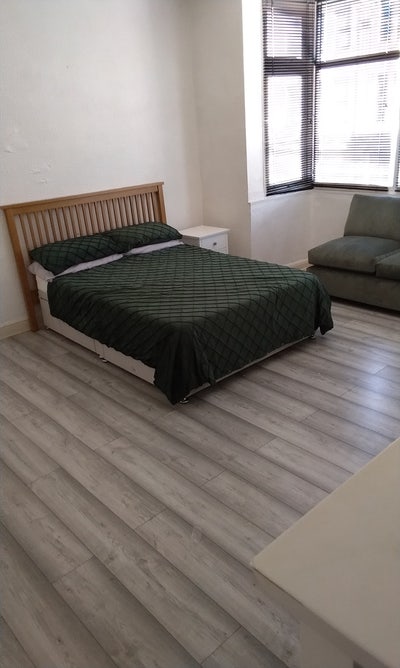 Large double room in flat share Main Photo