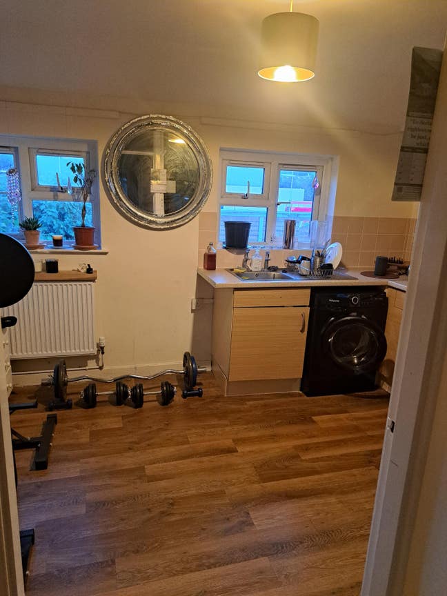 Large double room in maisonette type flat.  Main Photo