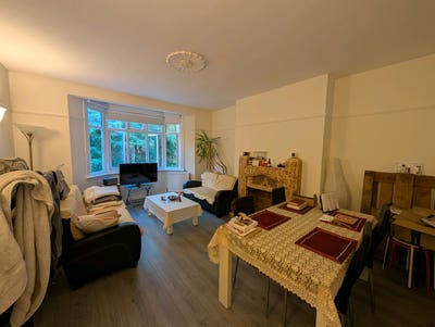 Bright Room in Chill 3 bed flat in Finchley Rd Main Photo