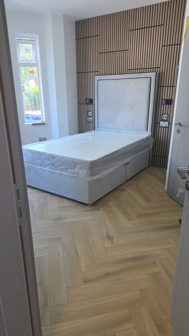 1 bed room with on suit Main Photo