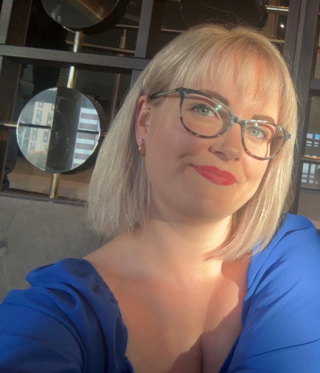 I am a professional female aged 29!  I am loo... Main Photo