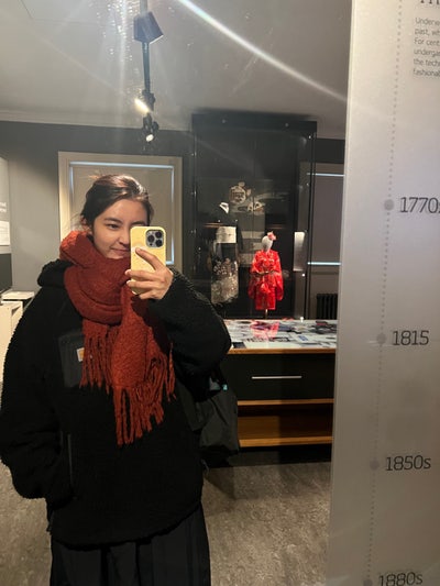 26F Professional looking to buddy up Main Photo