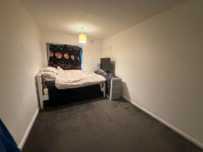 Large Double Room to Rent with Built in Wardrobe  Main Photo