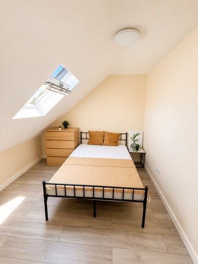 Refurbished House,2 Double, Piccadilly Line Main Photo