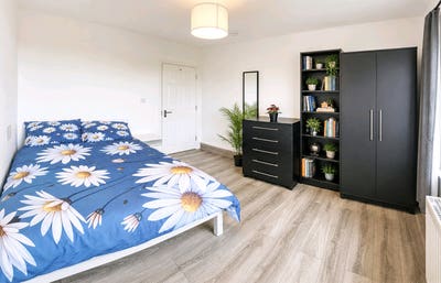 Huge double in Newly Renovated Flat – Bow Main Photo