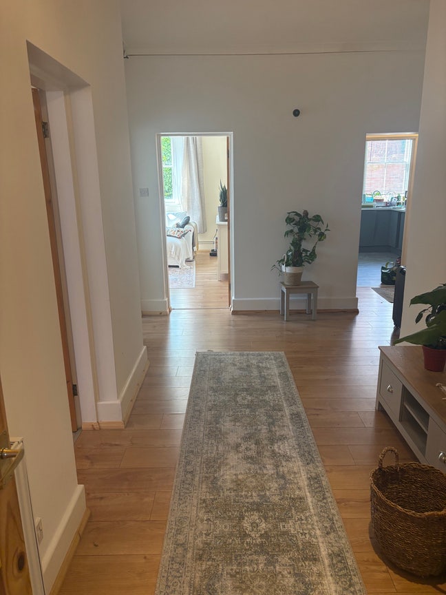Double room in spacious, quiet 2 bedroom flat Main Photo