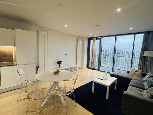 Luxury Double Room in Royal Wharf | Gym & Pool Main Photo