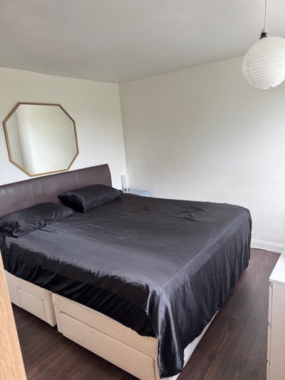 Super king room in 3 bedroom house  Main Photo