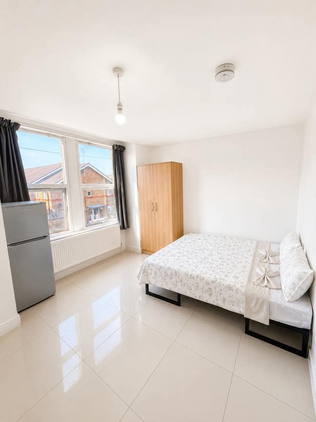 Tottenham Large Double Room | 1 Person |&pound;0 Deposit Main Photo