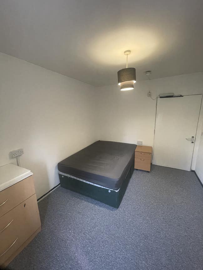 Freshly decorated double room + car park + cleaner Main Photo