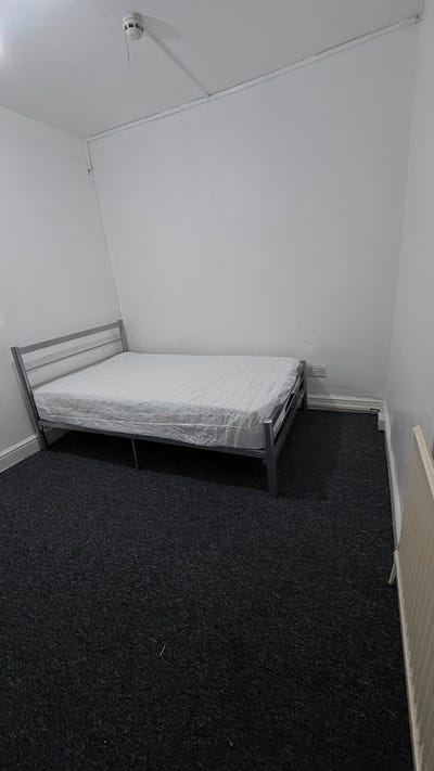 Beautiful room available near barking station Main Photo