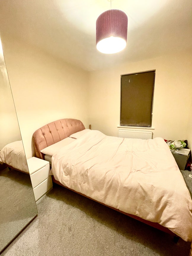 Double Bedroom, fully refurbished, close to town Main Photo