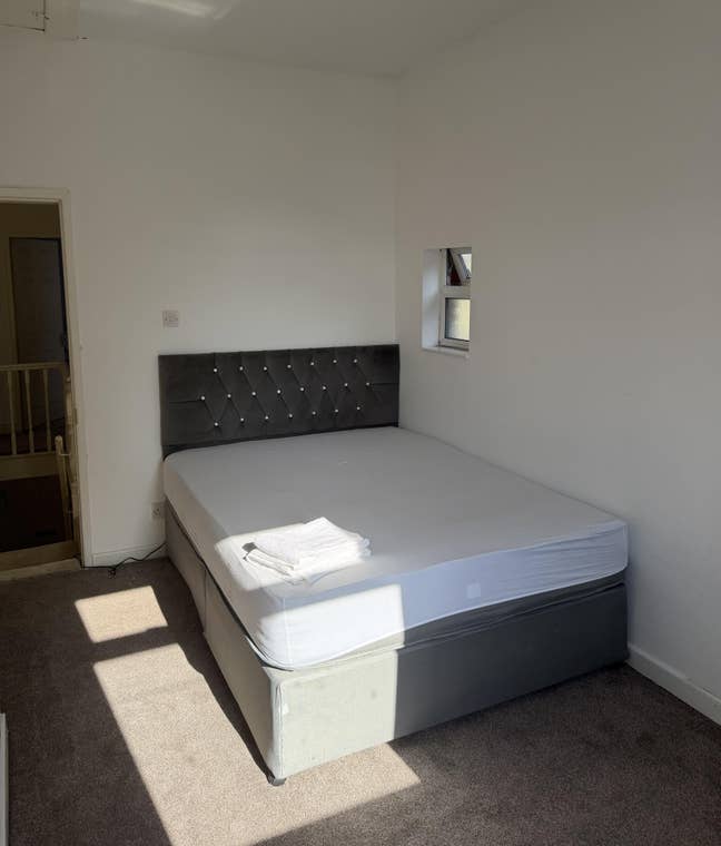 Spacious Double Room Available  Main Photo
