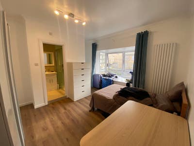 En-suit room,10 min to Canary Wharf, quiet area Main Photo