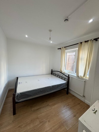Sharing double room in E34GD london  Main Photo