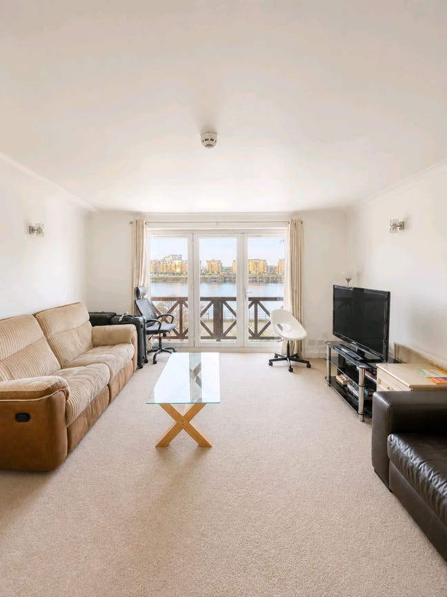 Double bedroom in riverside house with reception Main Photo