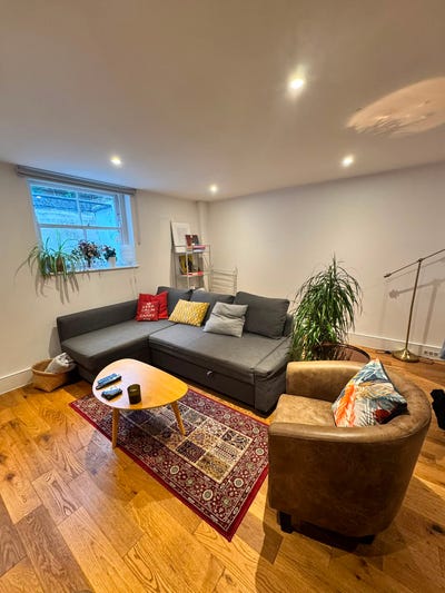 Large double room to rent in De Beauvoir house Main Photo