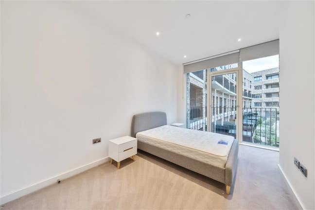 Bright Fully Furnished Room in 2 Bed flat Main Photo