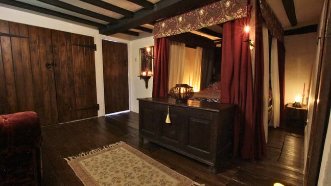 Cozy double room in historic cottage Main Photo