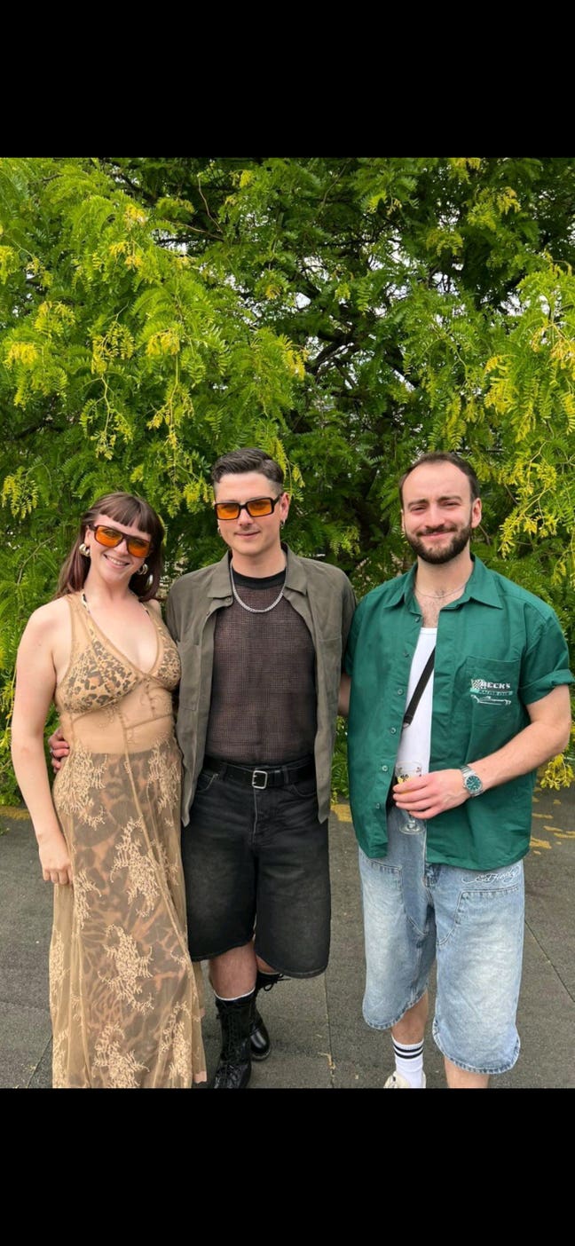 3 friends looking for buddy up Main Photo