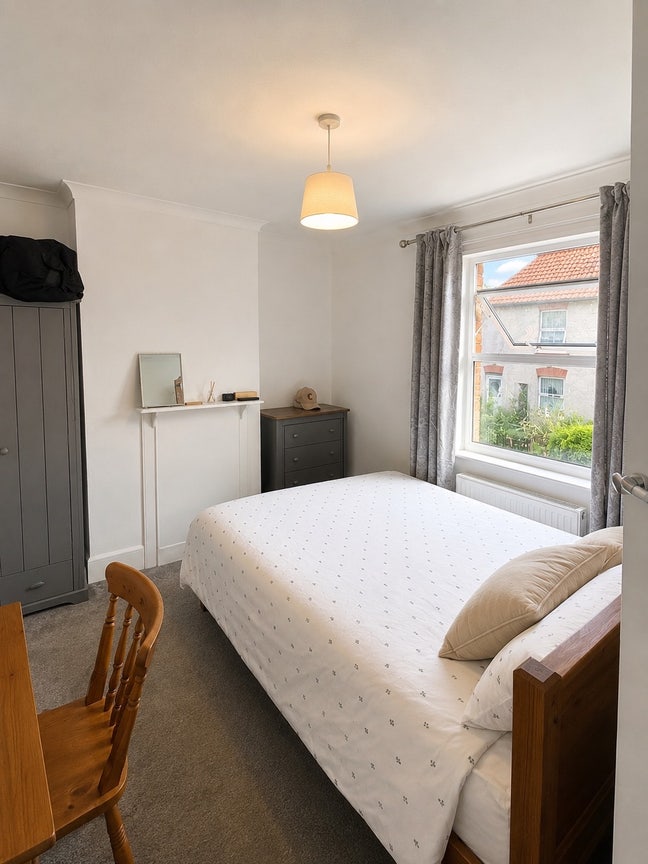 Large Double Room — Peaceful 3‑Person Household Main Photo