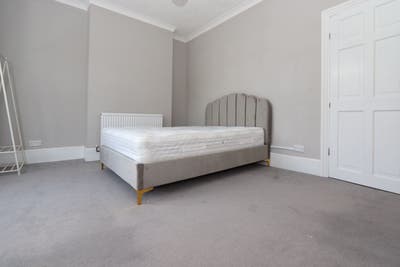 Beautiful rooms in Mile End E3 for September Main Photo