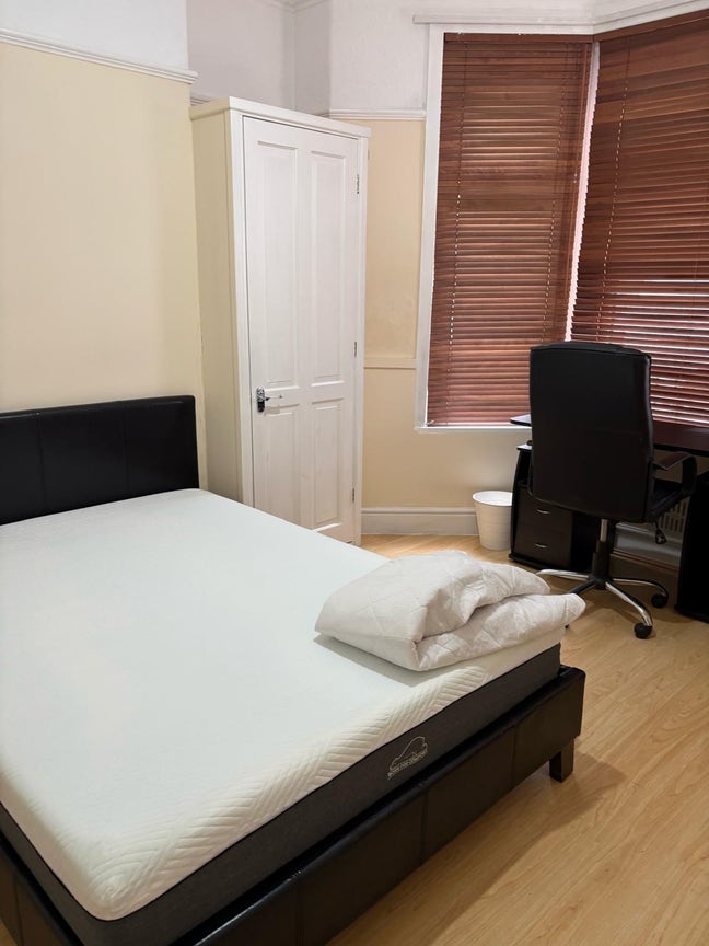 1 Large Double Room Available in Cathays Main Photo