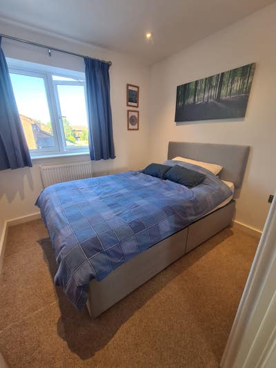 Room with small double bed and private bathroom Main Photo