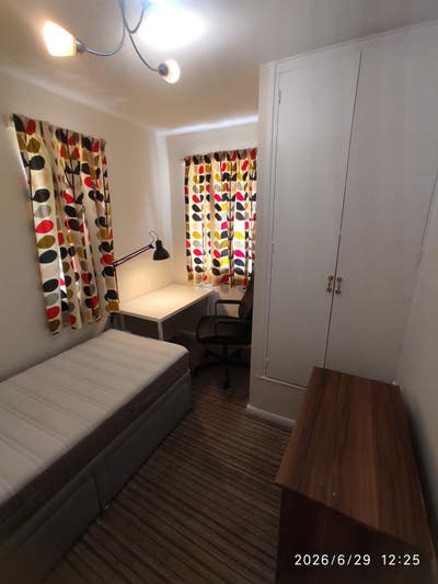 Single room, quite house, 10m walk to the Airport Main Photo