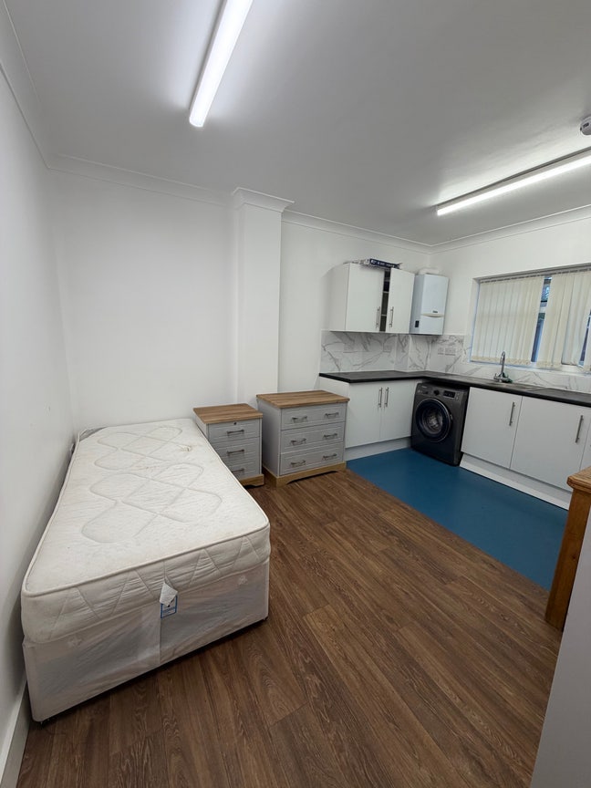 Spacious Furnished Double Room - bills inc Main Photo