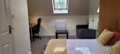 Large Double Ensuite With Parking On Site  Main Photo