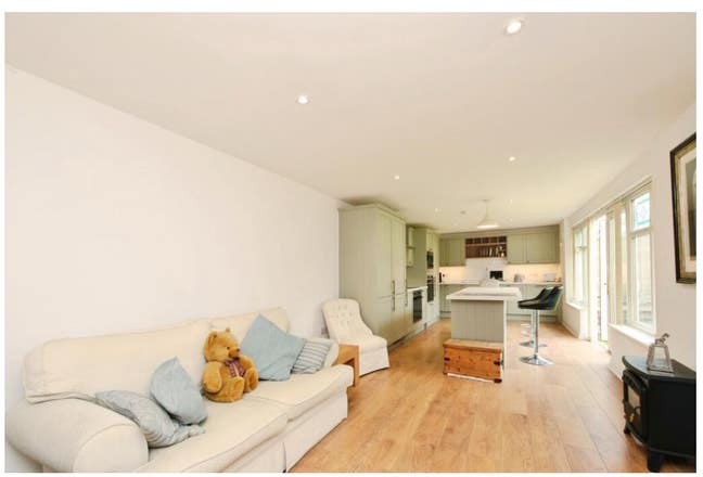 3 bedroom detached house share in York Main Photo